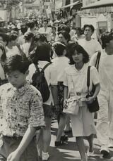 原宿・竹下通り。夏休みで、平日も賑やか（写真：1990年8月7日、梅谷秀司撮影）