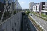 まるで巨大な要塞の空堀のように下を道路が通る（記者撮影）