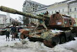 広場に置かれたロシア軍の自走砲（2月15日撮影：中坪央暁）  