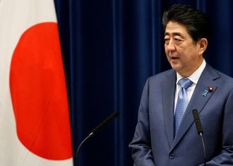 支持率急落､安倍首相3期目に垂れ込める暗雲