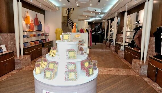 近沢レース店元町本店の店内