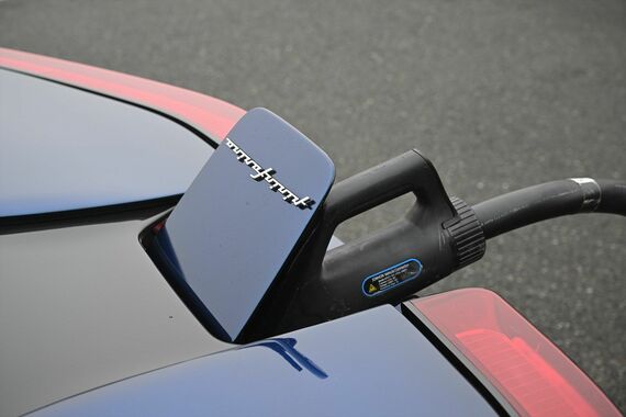 Pininfarinaエンブレムがつくリッドを開けると充電口がある（写真：Automobili Pininfarina）