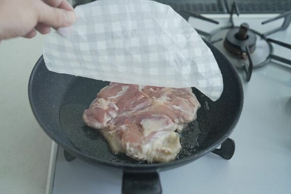 クッキングペーパーをはずした鶏もも肉