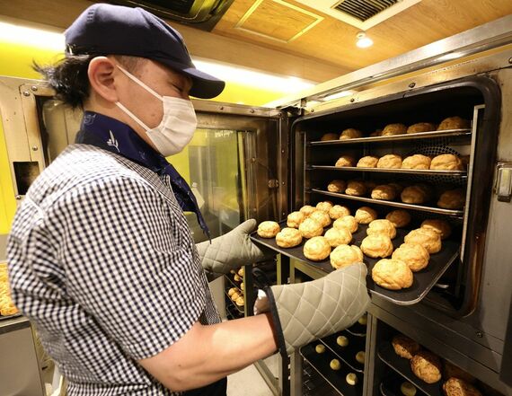 生地を焼成する様子