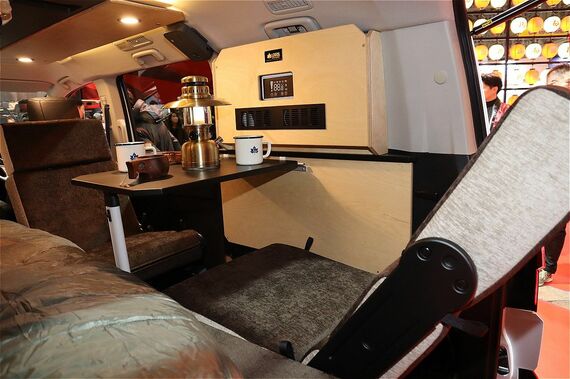 アクティブキャンバーの車内。テーブルをセットすることでリビング＆ダイニング的に使用可能