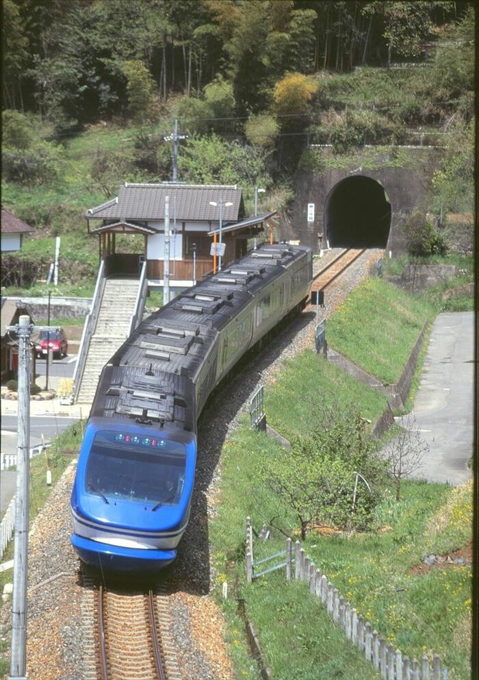 智頭急行・宮本武蔵駅付近を走る「スーパーはくと」