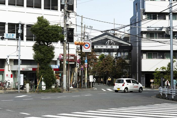 池上駅から徒歩5分足らずで本門寺の参道へ