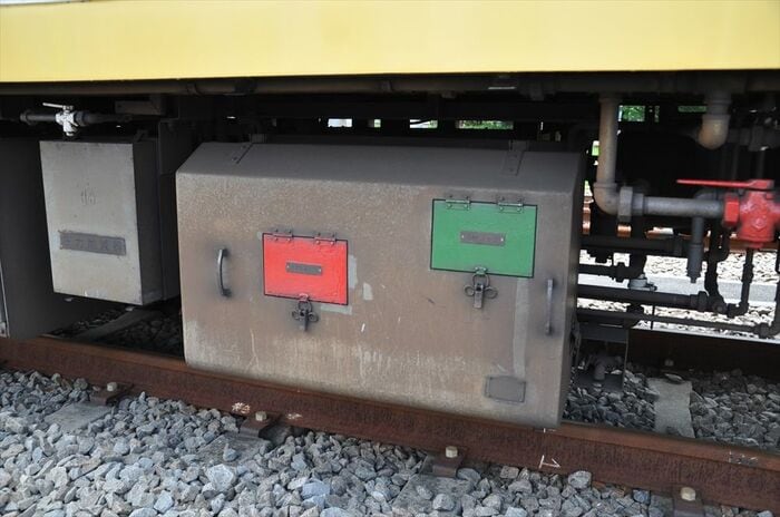 ブレーキ制御装置。赤と緑の色は配管と合わせている