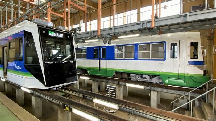 従来車の880形（右）と並んだF2000形