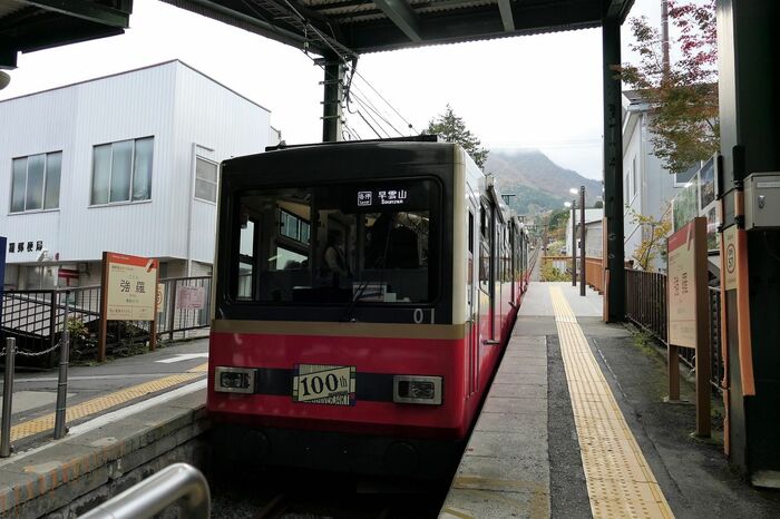 赤い車体は1号車。登山電車のアレグラ号と同じ