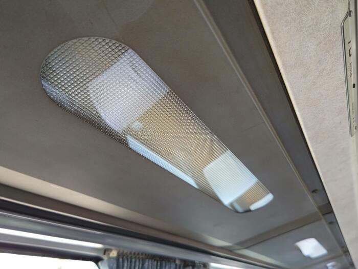 荷物棚下の照明はEXEαには付いていない