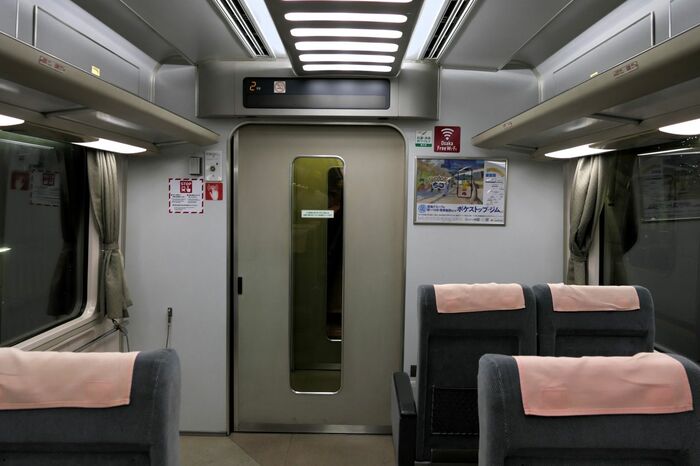 車いすスペースがある2号車はドアも大きい