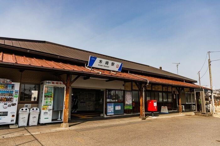 古い木造駅舎が特徴の木崎駅。ひさしの支柱にも