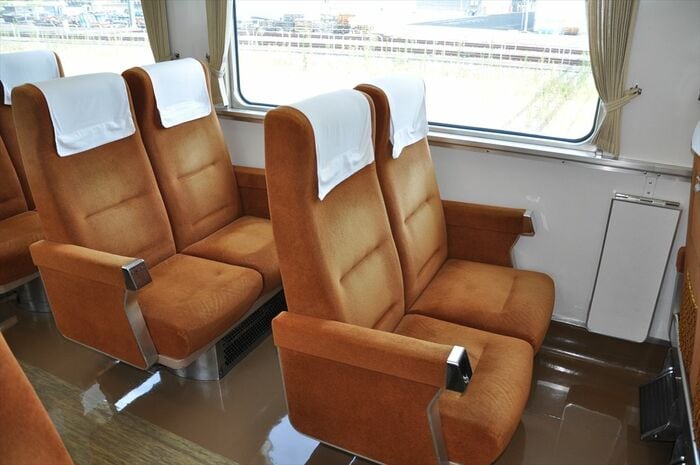 車内は回転式クロスシートが並ぶ