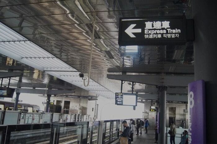 直達車のことを「快速列車」と訳している