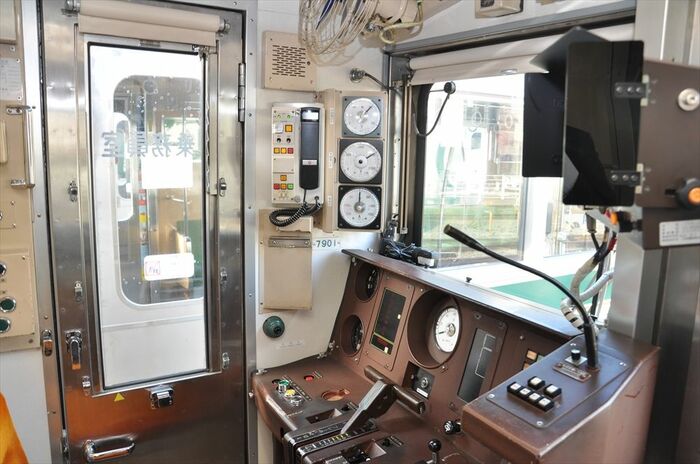 運転台は約30年前の改造時に一新された