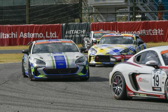 BRZの後方にGR86が見える