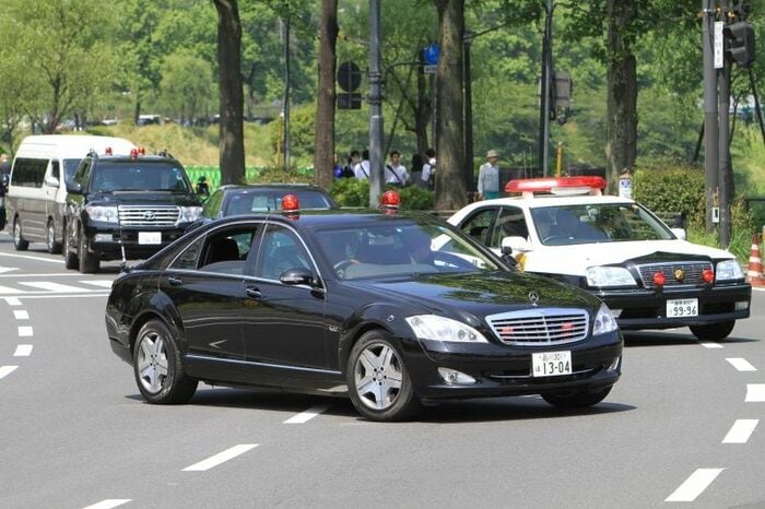 メルセデス・ベンツS600 警護車。