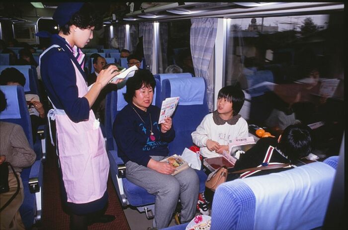 HiSEの車内サービスは携帯型の端末を利用した