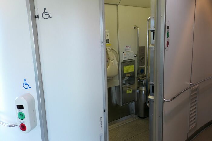 左下のボタンを押すとドアが全開する