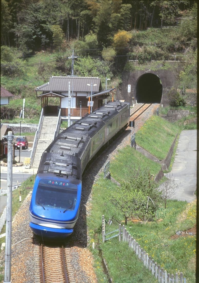 智頭急行・宮本武蔵駅付近を走る「スーパーはくと」（撮影：南正時）