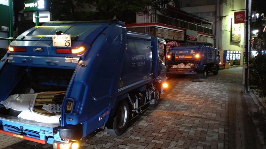 深夜に原宿の竹下通りの店舗から排出されたごみを収集する清掃車群（筆者撮影）