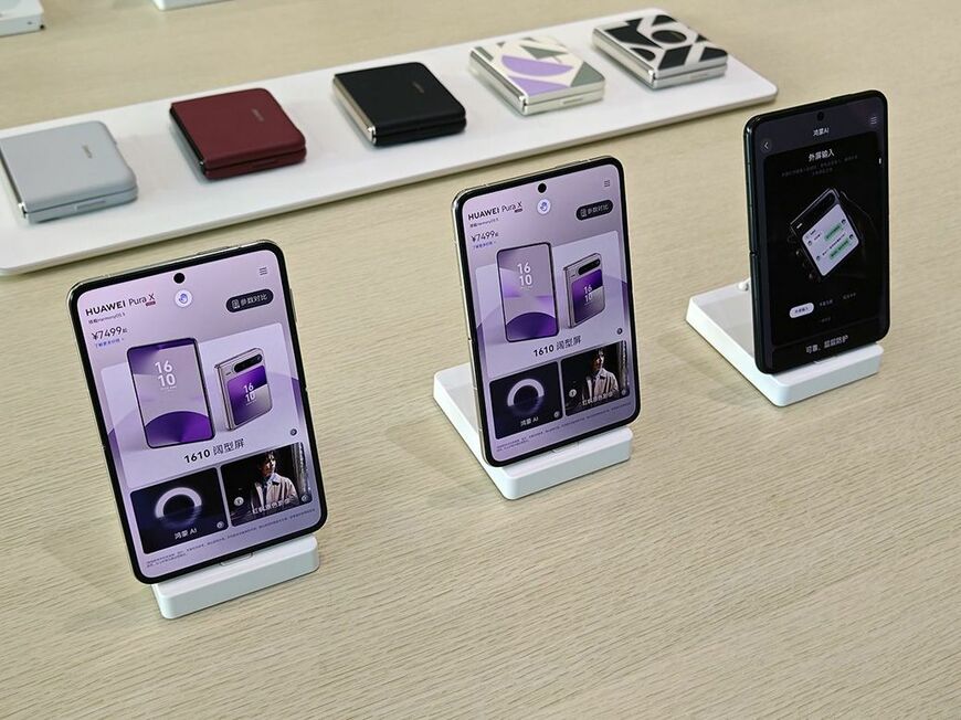 一般的なスマホより横幅がある（筆者撮影）