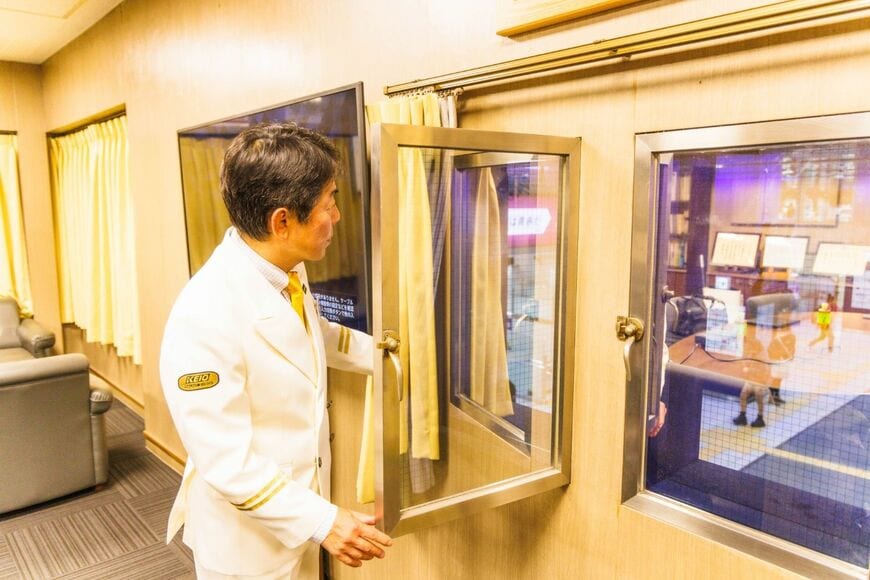 駅長室の窓からは百貨店口改札を眺めることができる（撮影：鼠入昌史）