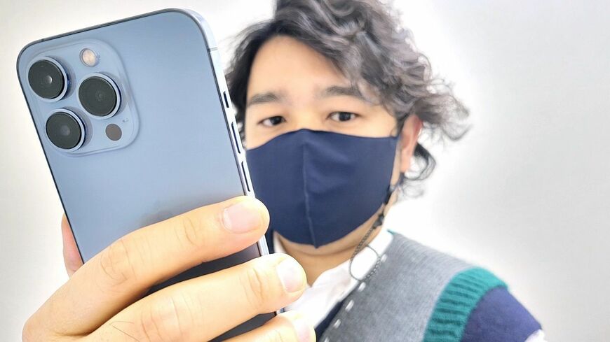 3月15日に配信されたiOS 15.4に、ユーザー待望の「マスク着用時のFace ID」機能が加わった（筆者撮影）この記事の画像を見る(◯枚)