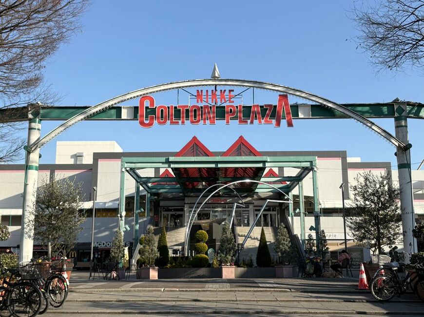 ニッケコルトンプラザ入り口正面。駅から徒歩15分程度の場所だが、人で賑わっている（写真：筆者撮影）