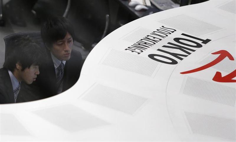 １１月２８日、東京株式市場で日経平均は３日ぶりに大幅反発。５月２２日に付けた終値ベースの年初来高値１万５６２７円を更新。写真は１４日撮影（２０１３年　ロイター/Yuya Shino）