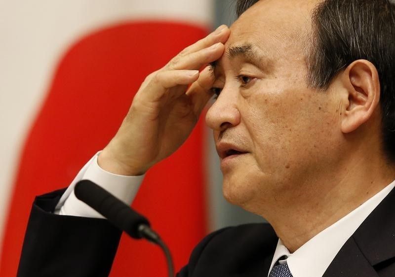　４月２７日、菅義偉官房長官は午後の会見で、熊本地震が消費増税の判断に影響を与える大震災にあたるかどうかについて、「そういうことを議論する状況ではない」としたうえで、現段階では大震災級の経済的変動があったとは思っていないとの認識を示した。写真は都内で昨年２月撮影（２０１６年　ロイター/Toru Hanai）