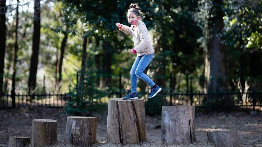 オミクロン株が猛威を振るう中、親たちからは、子どもを自粛させるべきか、悩ましい声が聞こえてきた（写真：AK／PIXTA）