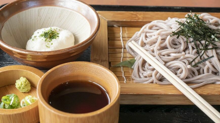「とろろ蕎麦」は、食欲の落ちる夏にぴったりの「腸活」食材（写真：nozomin／PIXTA）
