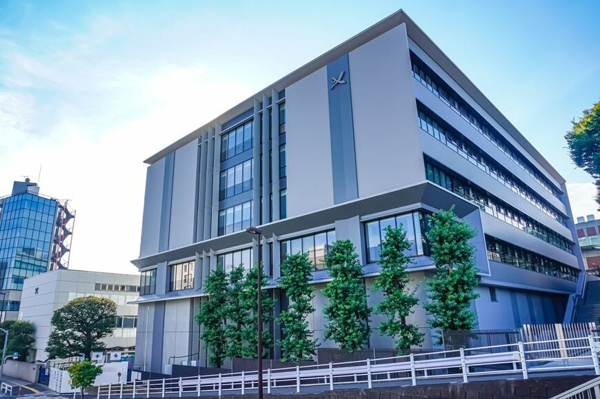 開成中学校・高校では、新校舎への建て替えを行っている（写真：MARODG／PIXTA）