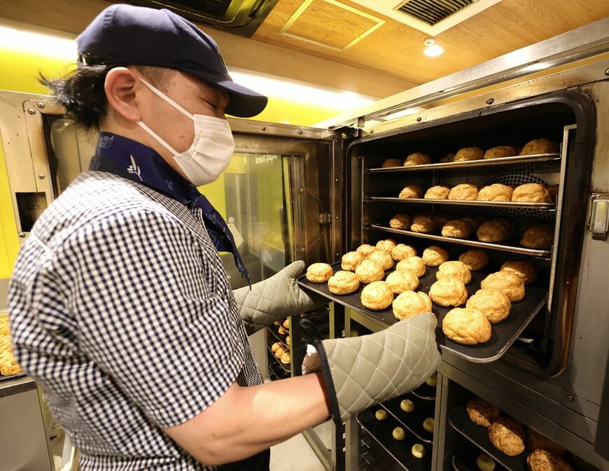 大阪にある工場で生産した生地を各店舗に配送。店舗では客入りを見ながら都度焼き上げるため、いつでもできたての味を提供できる。季節により焼成時間の調節が必要で、店長の裁量が試される（撮影：尾形文繁）