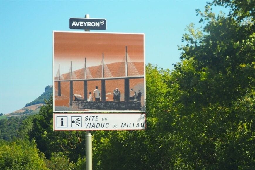 ミヨー橋を示す道路標識（筆者撮影）