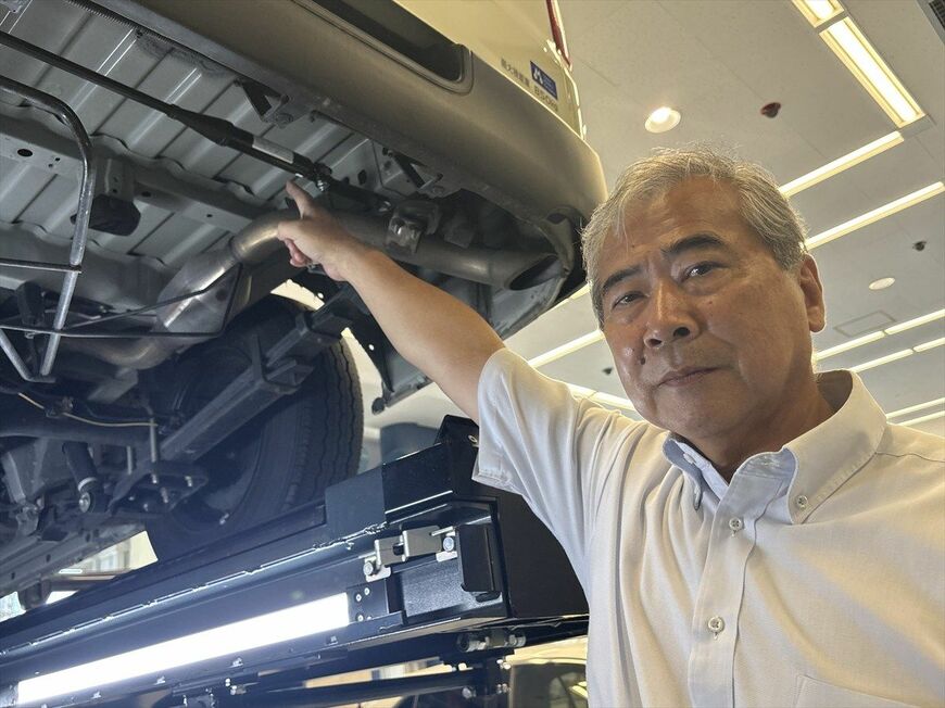 パフォーマンスダンパーについて説明する松本氏（筆者撮影）
