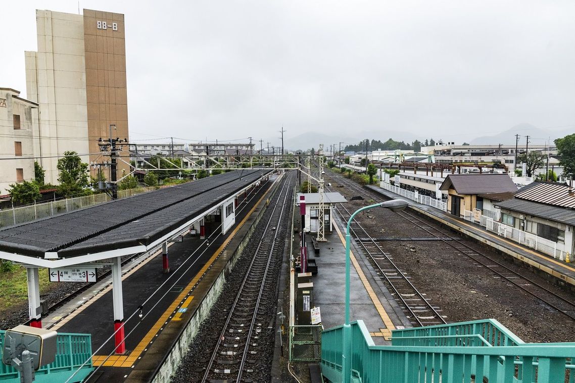 相老駅ではわたらせ渓谷鉄道と接続。左が東武桐生線、
