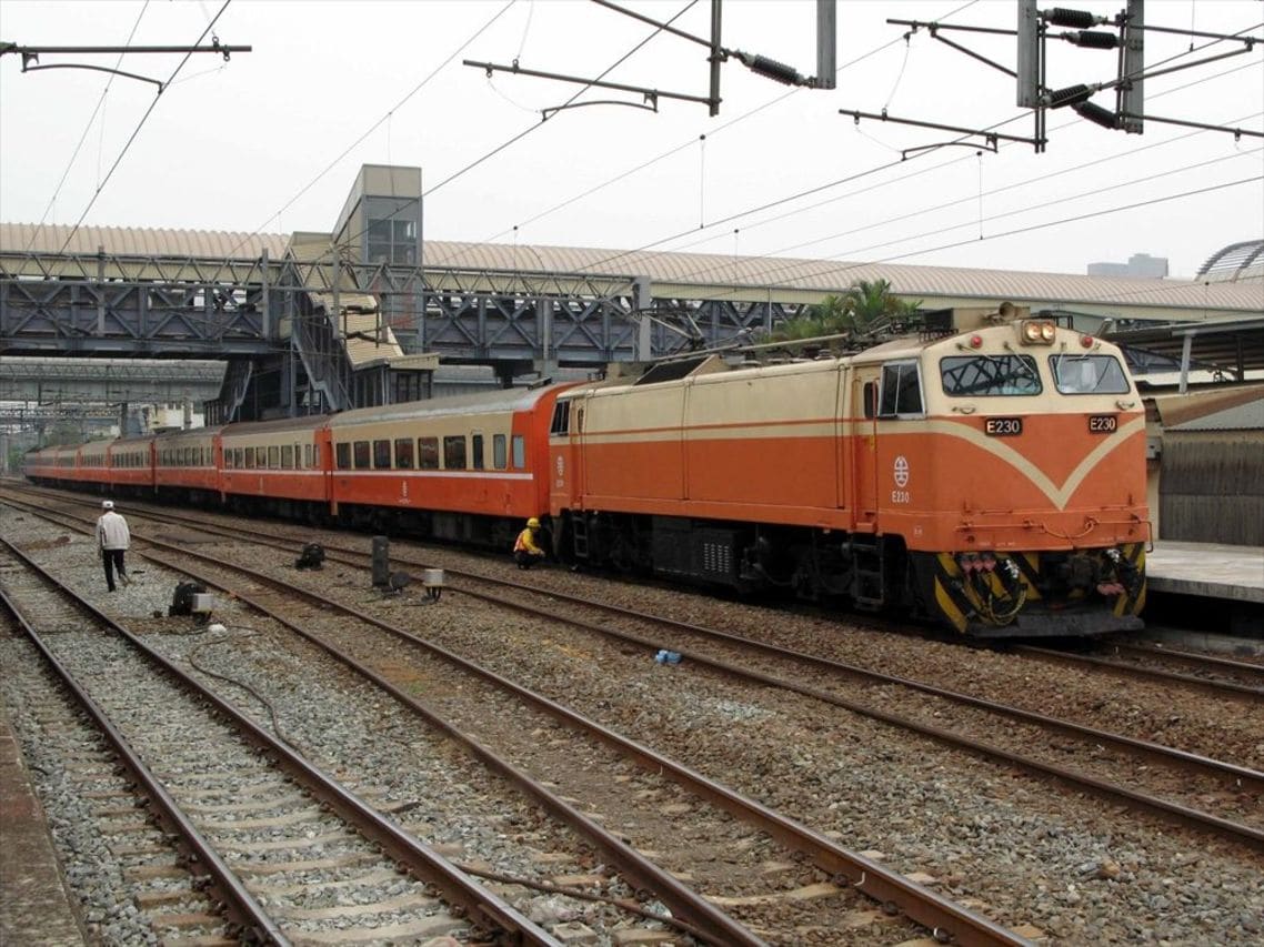 E200型電気機関車が牽引する客車列車