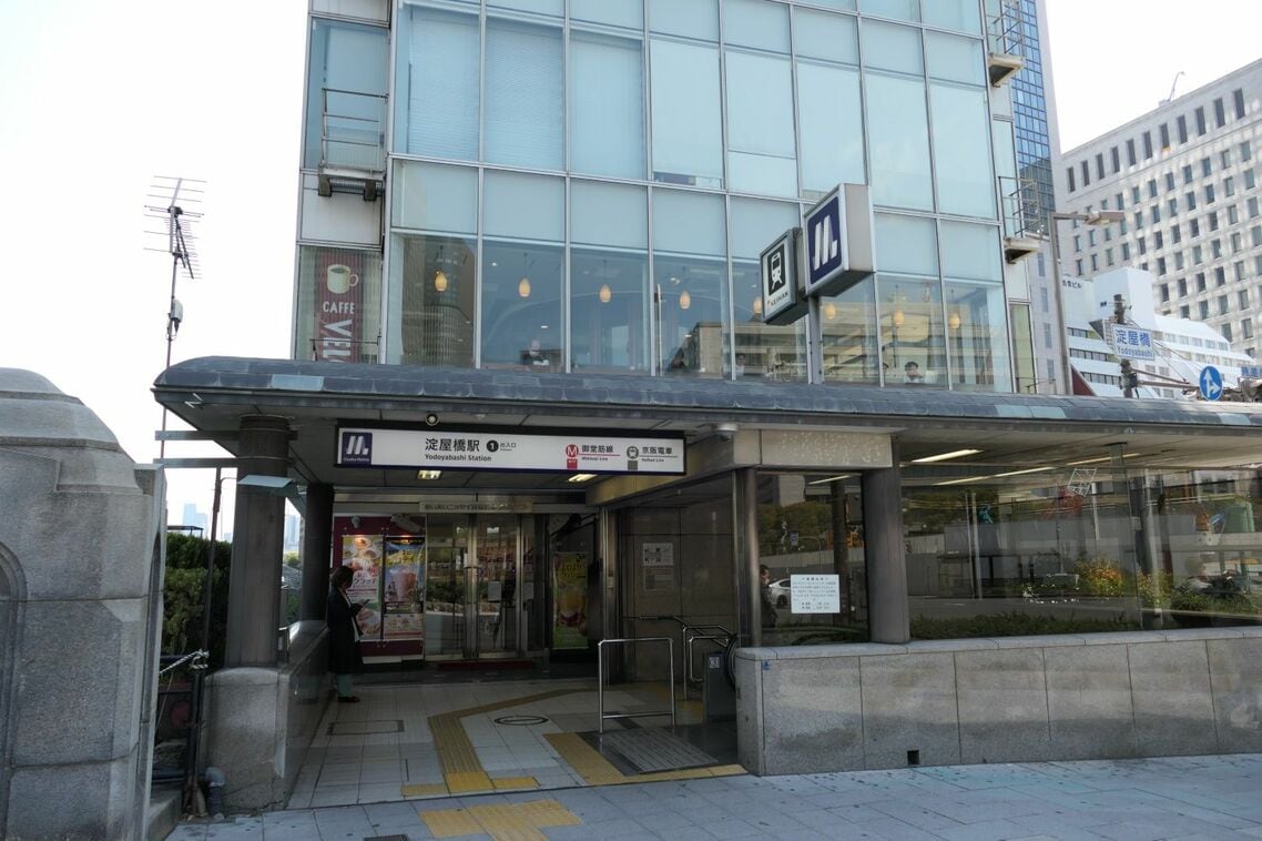 地下にある淀屋橋駅への出入り口。すぐ北側（画面左）に