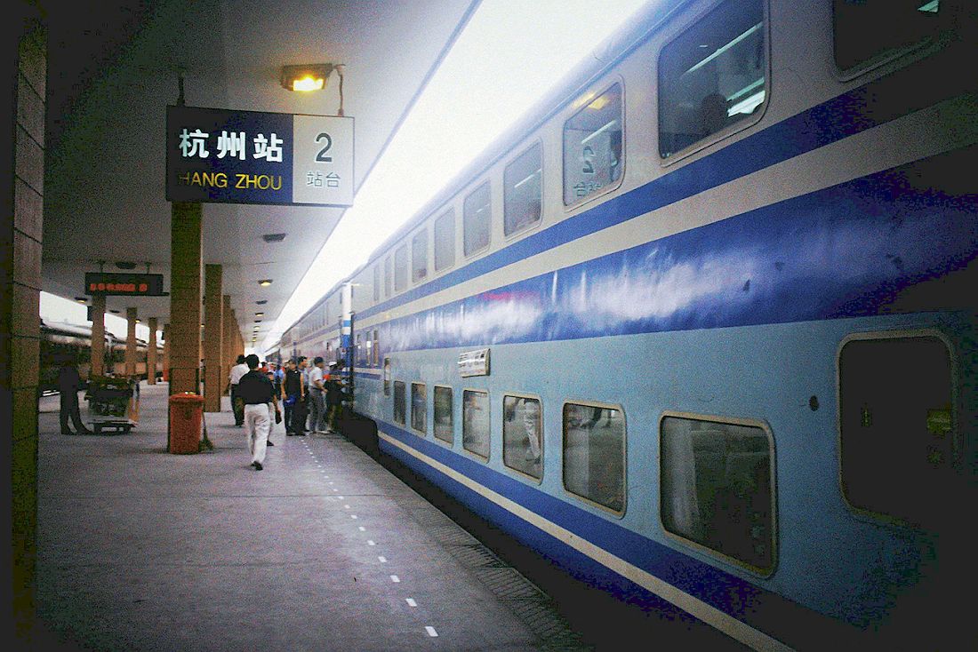 杭州駅に停車中の25K型2階建て客車＝1999年9月（筆者撮影）