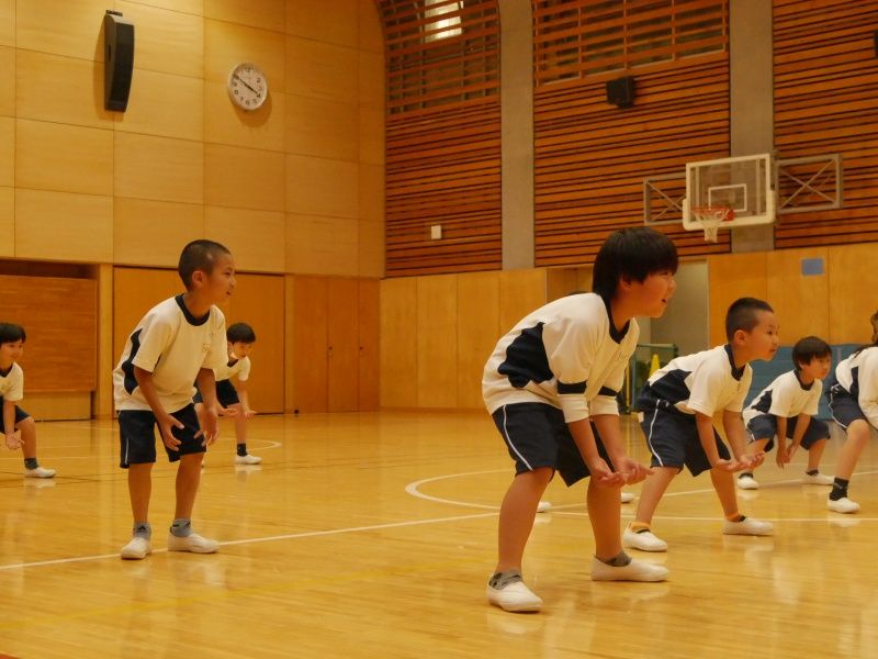 ドッジボールや鬼ごっこ、大縄飛びなど複数人での遊びを楽しむ（写真：放課後NPOアフタースクール）