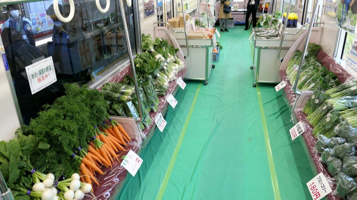 京急浦賀駅2番線に停車中の通勤車両の車内が野菜売り場に変身した=2021年11月6日（記者撮影）