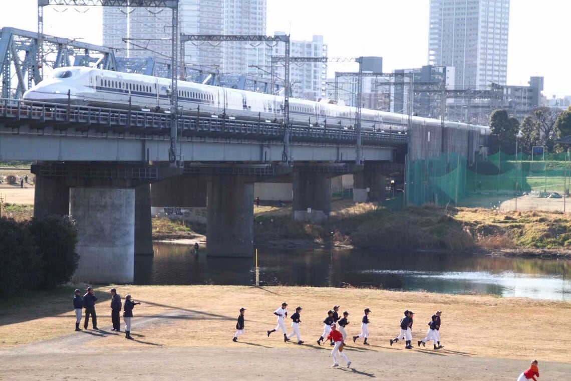 多摩川を渡るN700（撮影：南正時）