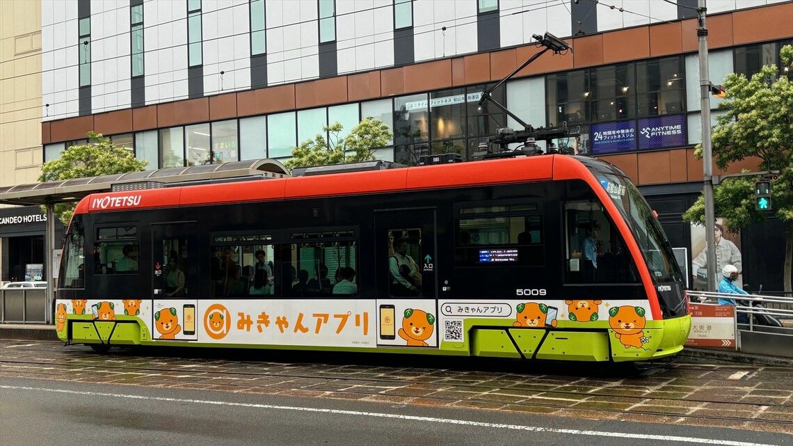 松山市内を走る伊予鉄道のLRT車両（筆者撮影）