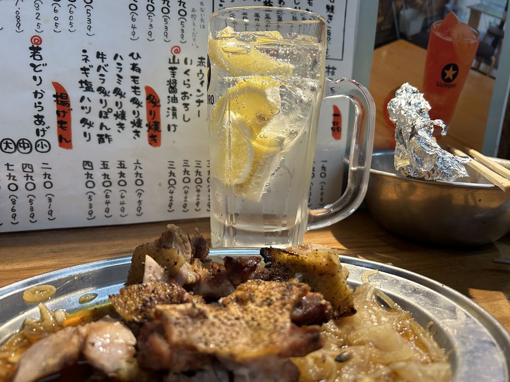 気分があがり、姫路名物ひねポンと生レモンサワーも注文してしまった（写真：筆者撮影）