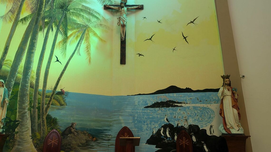 イザベラ島の教会内部