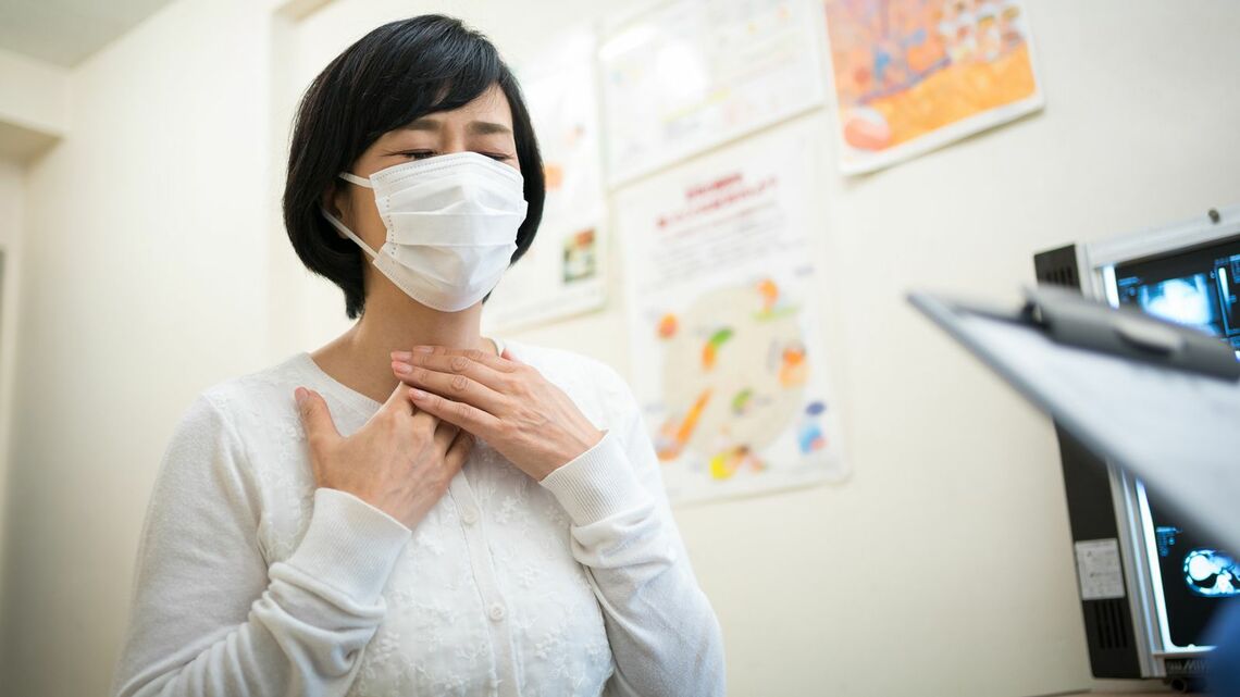 10月12日、政府は、コロナとインフルの同時流行を懸念し、高齢者や小学生以下の子ども、基礎疾患のある方などに限定して発熱外来への受診を呼びかける方針を固めたことが報じられました（写真：mits／PIXTA）