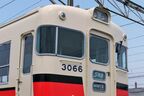 曲面ガラスと貫通扉の種別幕・行き先表示幕が特徴だ